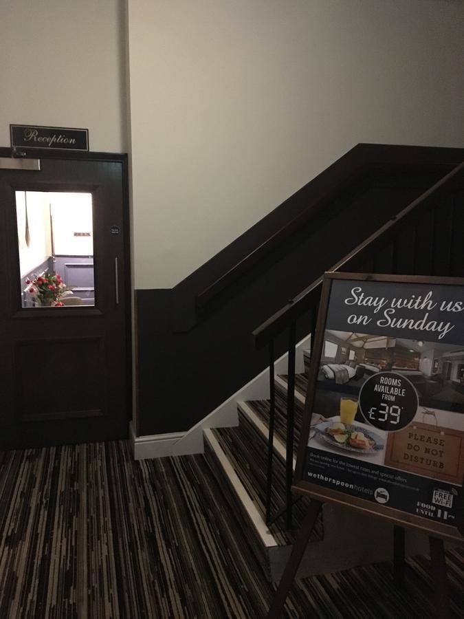 Готель The Furness Railway Wetherspoon Barrow-in-Furness Екстер'єр фото
