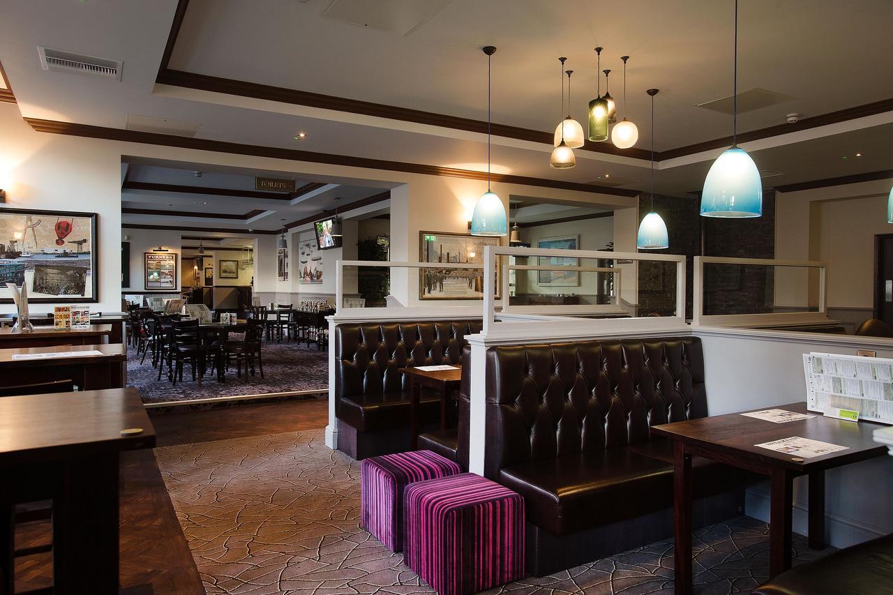 Готель The Furness Railway Wetherspoon Barrow-in-Furness Екстер'єр фото